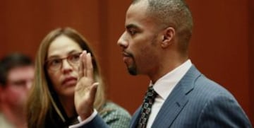 Darren Sharper El safety que fuera campeón de la NFL con los New Orleans Saints en 2010. Fue elegido para el mejor equipo de la década de los 2000. En 2014 fue arrestado acusado de violación en serie. Tras una serie de nuevas denuncias de varias mujeres que le acusaban de drogarlas y agredirlas sexualmente fue declarado culpable y recibió una sentencia de nueve años de cárcel.