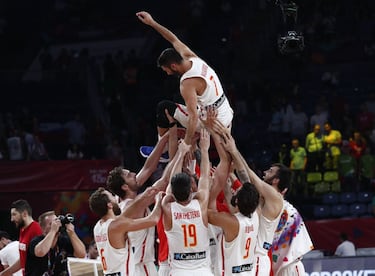 Celebracin de la seleccin espa?ola con Juan Carlos Navarro manteado. 