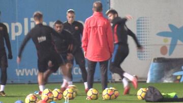 Denis le hizo este caño a Piqué y el defensa acabó rebotado