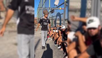 Tiktoker alemán llega con la camiseta de Colo Colo a la Población El Castillo en La Pintana y nadie se esperó esta reacción