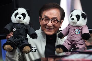 Jackie Chan, artista marcial, comediante, cantante, actor, acróbata, doble de acción, director, guionista, productor y actor de voz chino.