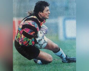 Nicol¨¢s Villamil, exportero de Universidad de Chile y Deportes Concepci¨®n, falleci¨® a los 56 a?os, el pasado 11 de septiembre, de un infarto. El exjugador llevaba varios a?os con problemas de salud. Pero este meta argentino que hizo historia en el f¨²tbol chileno siempre ser¨¢ recordado entre otras cosas por parar un penalti, tras colocarse de espaldas al lanzador y darse la vuelta en el momento del chut. Un guardameta que no dejaba indiferente.