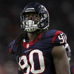 Who is Jadeveon Clowney, the DE the Cowboys are considering to replace Micah Parsons?