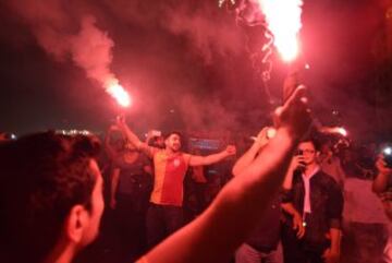 Fanáticos del equipo Galatasaray celebran, la Superliga de Campeones de Turquía, en Estambul (Turquía). El Galatasaray logró su vigésimo título de campeón de la Liga turca, tras el empate (2-2) cosechado hoy por el Fenerbahce, segundo clasificado, en su visita al campo del Istanbul Basaksehir. 