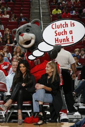 Clutch, mascota de los Houston Rockets, hace una broma a la estrella televisiva Kim Kardashian.