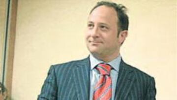 <b>JUNTA. </b>José Sepulcre, ayer, conversa con Alejandro Pérez, concejal.