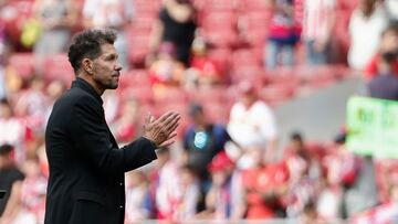 MADRID, 12/05/2024.- El entrenador del Atlético de Madrid, el argentino Diego Simeone, tras el partido de LaLiga entre el Atlético de Madrid y el Celta, este domingo en el estadio Metropolitano. EFE/ Sergio Pérez
