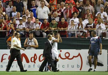 Antonio Puerta abandona el partido ante el Getafe tras sufrir un desmayo. Era 25 de agosto, partido inaugural de la Liga en la temporada 2007-2008. 