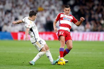 Uzuni disputa un balón con Brahim Díaz. El albanes estuvo desaparecido.