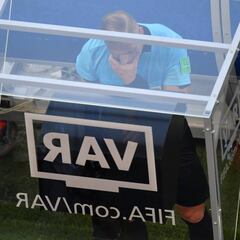 BBC: la UEFA estudiará introducir el VAR de urgencia este año
