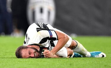 Terrible pisotón de Glik en la rodilla de Higuaín