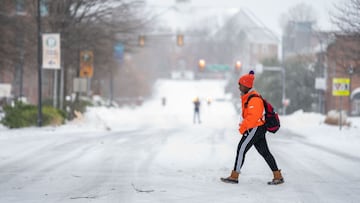 Las tormentas de nieve han hecho que varias escuelas comiencen a implementar cierres. Aqu&iacute;, qu&eacute; escuelas estar&aacute;n cerradas y cu&aacute;les abiertas.