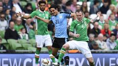 Edinson Cavani attempts to get past Republic of Ireland&#039;s Glenn Whelan  last night.