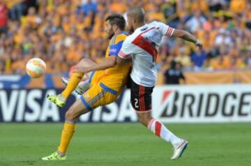 MEX30. MONTERREY (MÉXICO), 29/07/2015.- Andre Gignac (i) de Tigres de México disputa el balón con Jonathan Midana (d) de River Plate de Argentina hoy, miércoles 29 de julio de 2015, durante el partido de ida de la final por la Copa Libertadores en el estadio Universitario de Monterrey (México). EFE/Miguel Sierra