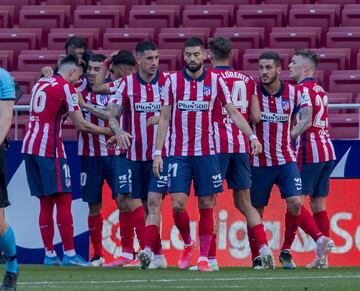 Los jugadores rojiblancos celebran el 1-0 de Correa al Eibar. 