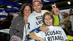 Rossi celebra junto a su madre y su hermano un t&iacute;tulo.