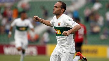 Nino celebra un gol en un partido entre el Elche y el Nàstic