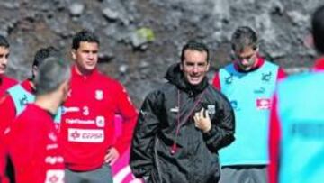 José Luis Oltra se dirige a sus jugadores.