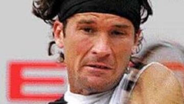 <b>TARDÓ EN ENTRAR.</B> Tras salvar una bola de set y ganar el tie-break, Moyá se exhibió frente a Calleri.