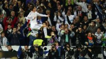 Bale, con la grada del Bernabéu al fondo.