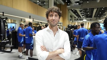 Esteban Granero, De fondo, parte de la plantilla del Marbella.