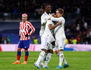 Modric y Camavinga abrazan a Rodrygo, tras su golazo en el derbi.