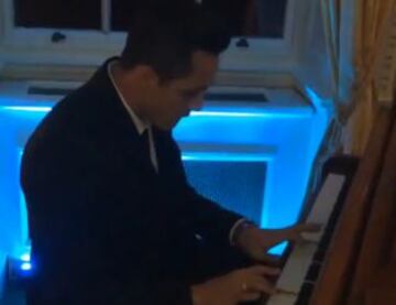 Una de sus tantas apariciones en Instagram. Lukas Podolski grabó al chileno tocando en piano un tema de Richard Marx.