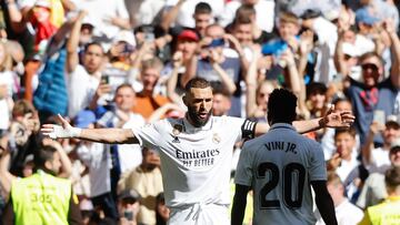 MADRID, 02/04/2023.- El centrocampista brasileño del Real Madrid, Karim Benzema celebra con su compañero, Vinicius Rr, uno de sus goles ante el Valladolid, durante el partido de Liga que el Real Madrid y el Valladolid disputan este domingo en el estadio Santiago Bernabéu de Madrid. EFE/ Rodrigo Jimenez