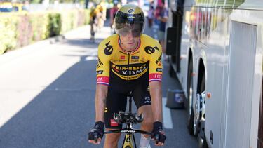 Primoz Roglic llega al autobús de su equipo tras completar la crono de Valladolid en La Vuelta.