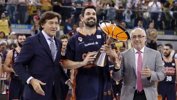 Jos&eacute; Ram&oacute;n Lete, presidente del CSD, entrega a Rafa Mart&iacute;nez (capit&aacute;n del Valencia Basket) la Supercopa ACB 2017 en Gran Canaria.