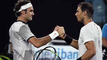 Roger Federer y Rafael Nadal se saludan al término de la final del Abierto de Australia 2017, el último enfrentamiento entre ambos tenistas.