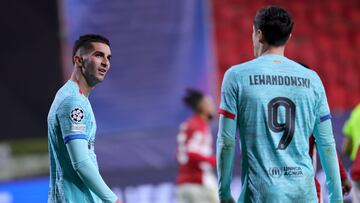 Antwerp (Belgium), 13/12/2023.- Ferran Torres (L) and Robert Lewandowski of Barcelona during the UEFA Champions League group stage soccer match between Royal Antwerp and FC Barcelona, in Antwerp, Belgium, 13 December 2023. (Liga de Campeones, Bélgica, Amberes) EFE/EPA/OLIVIER MATTHYS
