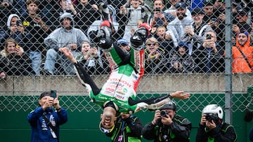 Zarco celebró su victoria con su clásico mortal hacia atrás.