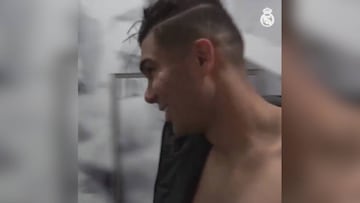 La llegada triunfal de Casemiro al vestuario tras los dos goles: atentos al 'look' de Hazard...