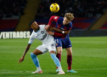 Savio y Frenkie de Jong disputan un balón dividido.