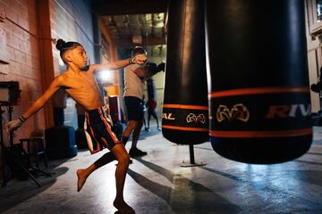 Ryan Martinez es un luchador amateur de tan solo diez años que busca obtener su segundo cinturón en la categoría de peso de 65 libras en una próxima pelea. Las fotografías  son un posado para “Chapito's Boxing Gym.