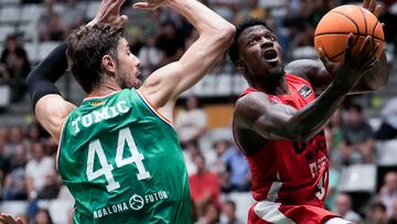 BADALONA, 28/09/2024.- Ante Tomic (i) y Ennis (d) durante el partido correspondiente a la fase regular de la Liga Endesa entre el Joventut de Badalona y el UCAM Murcia. EFE/ Enric Fontcuberta