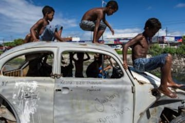 Varios niños juegan al fútbol en un barrio pobre de Olinda, a unos 18 km de Recife, en el noreste de Brasil, durante el Mundial de Brasil 2013 torneo de fútbol FIFA Confederaciones. El centro histórico de Olinda está catalogado como Patrimonio de la Humanidad por la UNESCO.