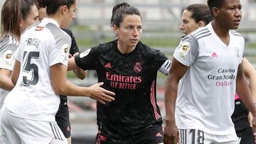 Ivana Andrés, defensa del Real Madrid entre jugadoras del Madrid CFF.