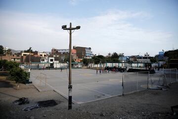 Maria Angelica Ramos a sus 92 años de edad, sigue entrenando a jovenes y niños en el distrito de Los Olivos en Lima, con la misma ilusión desde hace más de 40 años.