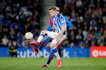 El delantero nacido en Trondheim, una ciudad ubicada en el fiordo de Trondheim, lleg車 a la Real Sociedad en la temporada 21/22 procedente del RB Leipzig en calidad de cedido.