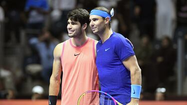 Rafael Nadal y Carlos Alcaraz posan en la red antes de su partido en el Six Kings Slam.