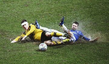 Gwion Edwards del Ipswich Town lucha por el bal¨®n junto a Josh Ruffels del Oxford United Football Club.