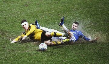 Gwion Edwards del Ipswich Town lucha por el baln junto a Josh Ruffels del Oxford United Football Club. 