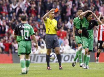 El árbitro Bernardino González Vázquez mostró 13 tarjetas amarillas, cuatro más por doble amonestación y una tarjeta roja directa. Temporada 2008-2009