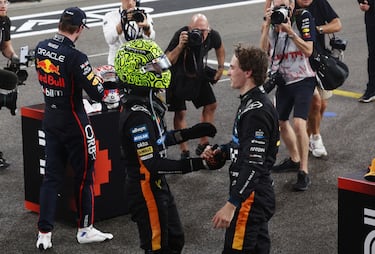 Lando Norris recibe la felicitación de su compañer, el piloto australiano, Oscar Piastri. 
