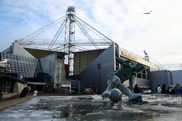 Estadio Deepdale en Preston, Inglateera. La escultura, inaugurada en 2005, recrea una famosa fotografía donde el futbolista inglés se lanza a por la pelota en un terreno de juego encharcado por la fuerte lluvia.