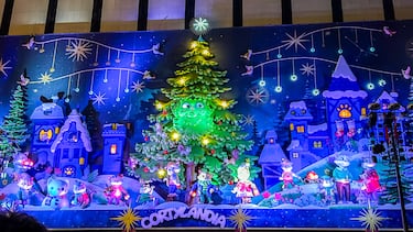 El Corte Inglés de Preciados inaugura la Navidad en Madrid con el clásico espectáculo de Cortylandia. La nueva edición, que se celebra del 22 de noviembre al 5 de enero de 2026, invita al público a irse de viaje en el mágico "Cortylandia Express".