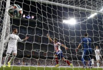 Raúl García marca el 1-1 en la ida de la Supercopa de España contra el Real Madrid el 19 de agosto de 2014.