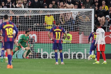 El dorsal 10, desde los once metros, lanza con su pierna izquierda y estrella el balón en el palo izquierdo de Paulo Gazzaniga.